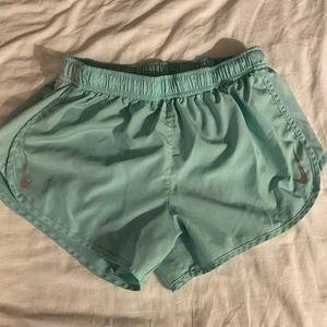 Pantalones Cortos Nike Para Mujer L Dri-fit Correr Activo Atlético Verde Forrado 3” Poliéster - Imagen 1 de 6