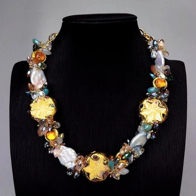 Collar de cristal de Murano multicolor con flor de concha amarilla de perlas blancas Foto 1 de 4