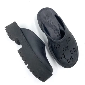 Gucci Gummi Plateau Clogs Pantoletten perforiert GG Logo schwarz Slipper Gr. 38 / 8 US - Bild 1 von 10