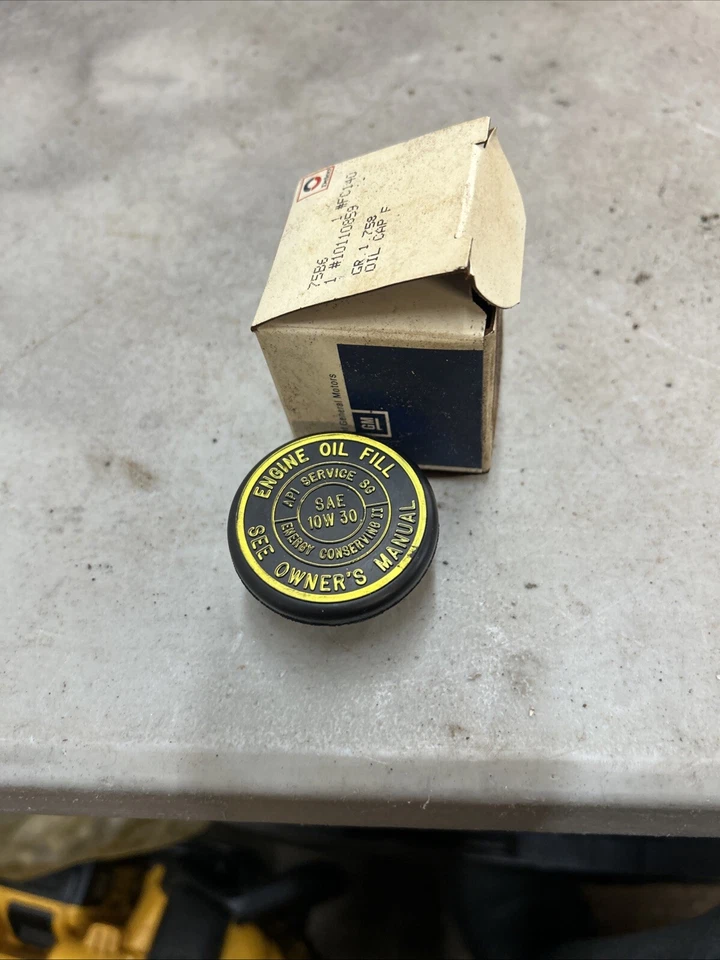 Genuine GM 1985-1998 GMC Chevrolet Oldsmobile P30 Engine Oil Filler Cap 10110859 - Image 1 of 3