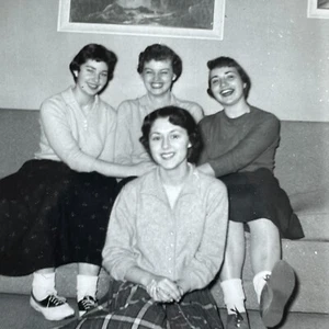 P5 Photograph Pretty Lovely 1950's Women Posing On Couch Dress Laughing - Picture 1 of 3