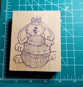 ADORABLE Sello de Goma de Pascua - ¿Perro? ¿Conejito? ¡Huevo de Pascua sosteniendo! Usado en excelente estado B12 - Imagen 1 de 7