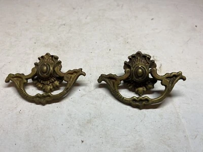 Lote de 2 tiradores de cajón antiguos victorianos ornamentados de latón fundido pesado Foto 1 de 4