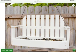 Schönes handgefertigtes Vogelfutterhaus mit Schaukel zum Aufhängen aus Kunststoff - Bild 1 von 4