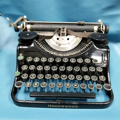 Antigua máquina de escribir manual Underwood de colección acero negro oro fuente con cinta reparación Foto 1 de 4
