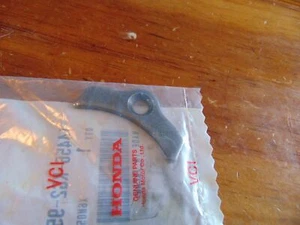Honda 93-02 XR200R ROCKER ARM SHAFT SET PLATE OEM 14456-KG2-950 - Picture 1 of 4