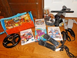 Consola Nintendo Wii NEGRA RVL-101 (EE. UU.) con mandos, Skylanders, bolsa, 4 juegos - Imagen 1 de 17
