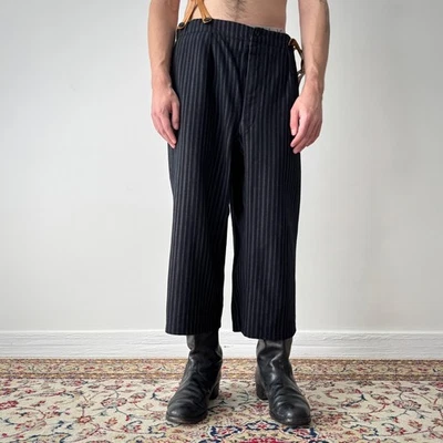 Pantalones de trabajo vintage europeos a rayas con hebilla trasera y tirantes de la década de 1940 Foto 1 de 4