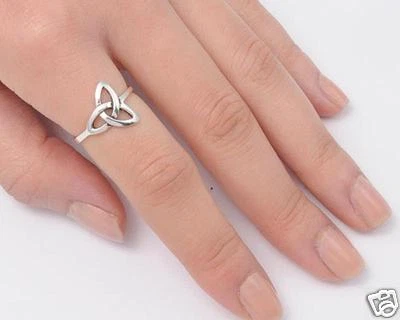 Vendedor de EE. UU. Anillo Celta Triquetra Plata de Ley 925 Símbolos Joyería Seleccionable Foto 1 de 2