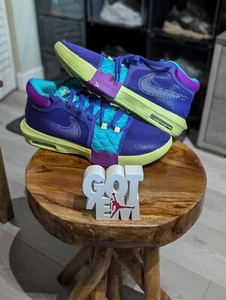 Neu Größe 12 Nike Lebronitness VIII 8 FB2239-500 feldlila/weiß/staubig für Herren - Bild 1 von 6