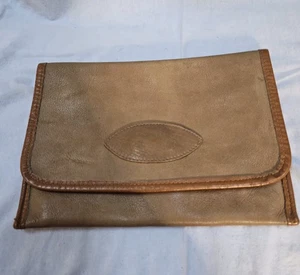 Bolso sin asas de cuero sin marca estuche tecnológico tostado con adornos de cuero ligeramente más oscuros 9” X 6,5 - Imagen 1 de 4