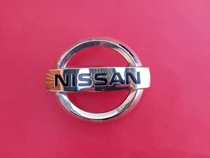 62890JG000 ORIGINAL EMBLEMA NISSAN X-TRAIL T31 DELANTERO 62890-JG000 - Picture 1 of 4