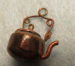 Tetera miniatura vintage de cobre y trigo para casa de muñecas - RARA - Imagen 1 de 7