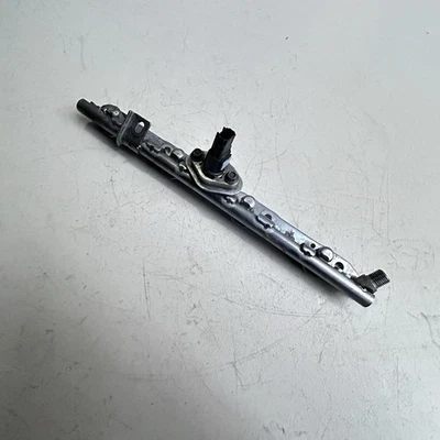 Barra de montaje de inyector de inyección de riel de combustible inferior Toyota Corolla 2.0 2019-2022 OEM Foto 1 de 4