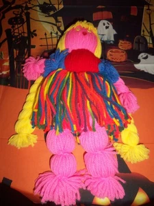 Seltene Vintage Blonde Haare Stoffpuppe Handarbeit gehäkelt Garn Puppe Hot Pink NEUWERTIG! - Bild 1 von 4