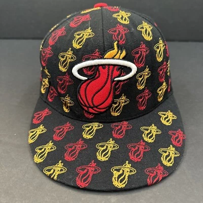 Gorra ajustada Miami Heat talla 7 con estampado de puntada completa logotipo UNK NBA baloncesto Foto 1 de 4