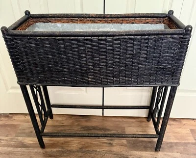 Maceta y soporte vintage de mimbre y ratán con inserto galvanizado original excelente estado. Foto 1 de 4