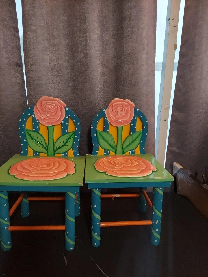 Juego de 2 sillas infantiles de madera con flores de 22"x13" Foto 1 de 4