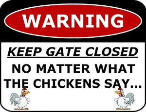 WARNUNG HALTEN SIE DAS TÜR GESCHLOSSEN, EGAL WAS DIE CHICKENS SAGEN... Lustiges Schild - Bild 1 von 3