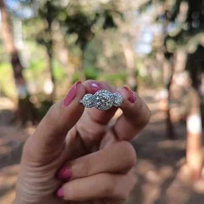 Anillo de compromiso de oro blanco de 14 k con halo de diamantes cultivados en laboratorio EF/VS1 de corte redondo de 2,70 quilates Foto 1 de 4