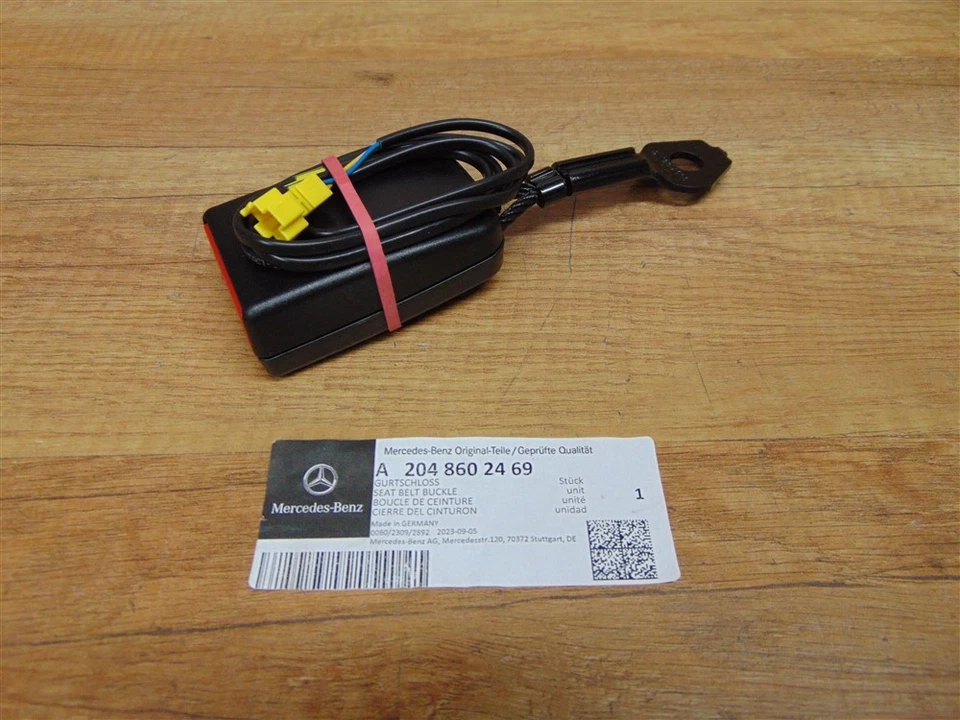 Front Right Seatbelt Buckle Genuine Mercedes W204 - A2048602469 - Image 1 of 1