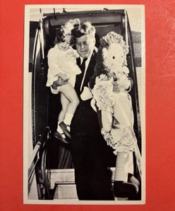 1964 Ed-U-Cards JFK John F. Kennedy - Senador Kennedy (Sosteniendo Carolina y Muñeca) - Imagen 1 de 2