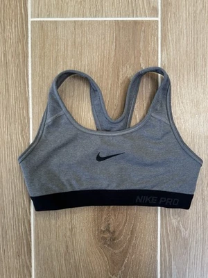Sujetador deportivo Nike Pro para mujer XS gris negro espalda deportiva gimnasio yoga correr entrenamiento usado en excelente estado Foto 1 de 4