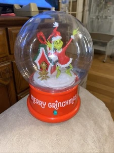 Dr. Seuss "Merry Grinchmas" The Grinch & Max LED & Musik blasende Schneekugel - Bild 1 von 3