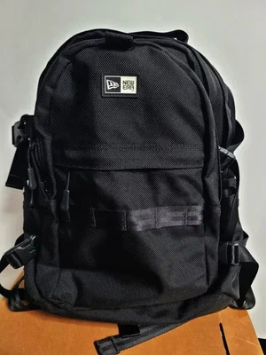 Mochila New Era negra talla 23L en buen estado Foto 1 de 4