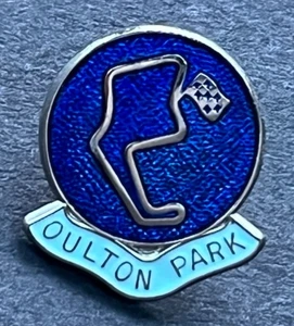 MOTORCYCLE MOTORING Pin Badge Racing Circuit OULTON PARK - Picture 1 of 2
