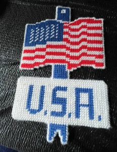 Bandiera Patriottica U.S.A. Rosso Bianco Blu Filato Plastica Fatta a Mano Fatta a Parete Appesa - Foto 1 di 2