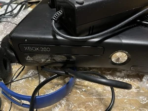Pacchetto Xbox 360 con Kinect, 2 controller, 7 giochi - Foto 1 di 6