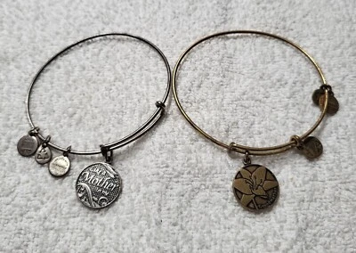 2 Brazaletes De Colección Alex And Ani Like A Mother To Me & Grandmother Tono Plata y Oro Foto 1 de 4