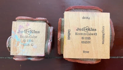 Lote De Colección De (2) Cubos Estampillas De Goma JudiKins Flor 6553h Relish 6318g Álbum De Recortes Foto 1 de 4
