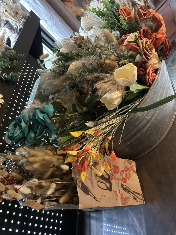 Lote grande de flores y relleno comprado para boda demasiado y no usado Foto 1 de 4