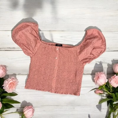 Top corto rosa con ojales ajustados manga abullonada costa occidental playa romántico verano Foto 1 de 4