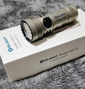 Linterna Olight Seeker 4 Mini Ti EDICIÓN LIMITADA 1200 lúmenes blanca y UV - Imagen 1 de 5