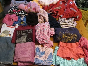 303| 23x Kleidung Mädchen 122/128 Jacke Oberteile Shirts Mütze Hosen usw - Bild 1 von 8