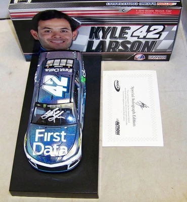 1:24 ACTION 2018 #42 FIRST DATA KYLE LARSON FLASHCOAT COLOR AUTOGRAPHED 1/48 NIB - Image 1 of 4