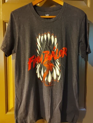 Finn Balor WWE T 恤灰色 M 码职业摔跤图案 T 恤 — 第 1/4 张图片