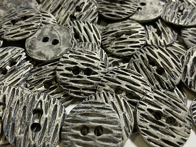 Botón de metal vintage aspecto de arte tribal acabado plateado antiguo 13 15 18 23 mm 2 agujeros Foto 1 de 4