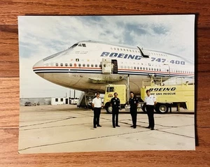 Foto de colección avión BOEING 747-400 con imagen a color de bomberos y rescate 8,5x11 - Imagen 1 de 2