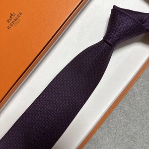 Corbata de seda morada Hermes 7,8 cm ancho 155 cm largo usada excelente estado - Imagen 1 de 7