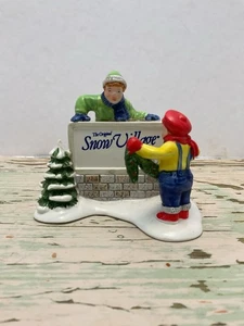 Dipartimento 56 Villaggio delle Nevi " Insegna Bambini Decorano Il Villaggio" In Scatola Originale, Manica - Foto 1 di 4