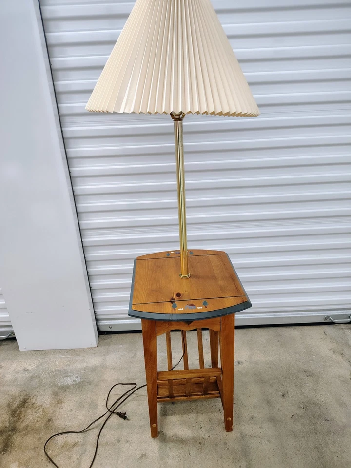 Revista de mesa vintage Cottagecore Country tamaño madera con lámpara adjunta Foto 1 de 4