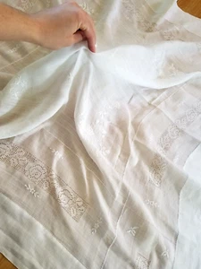 Tovaglia anni 30 organdia lino ricamata a mano filo trainato floreale matrimonio vintage - Foto 1 di 10