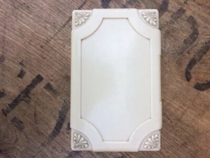 Cremefarbene rechteckige Zigaretten-/Schmuckschatulle aus Bakelit mit Blumenmuster. - Bild 1 von 4