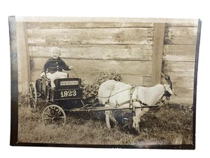 Tarjeta postal con foto real niño y cabra de Nueva Orleans 1923 en blanco y negro - Imagen 1 de 2