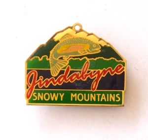 VINTAGE JINDABYNE NSW SNOWY MOUNTAINS TRAVEL SOUVENIR METAL FRIDGE MAGNET - Foto 1 di 3