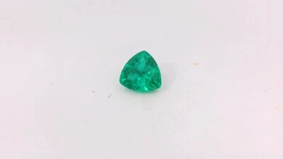 Esmeralda suelta de 6,0 mm x 6,0 mm corte trillón creada en laboratorio Foto 1 de 4